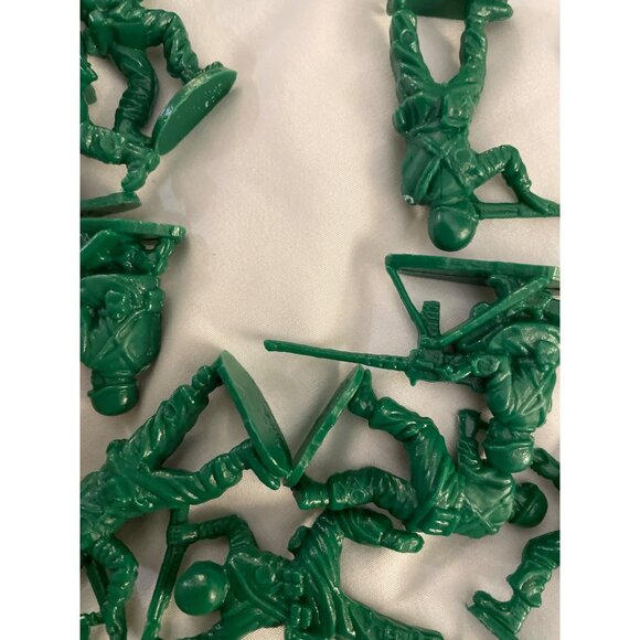 Schylling Classic Toy Soldier Set With 40 Green Army Men Figures - Picture 8 of 16